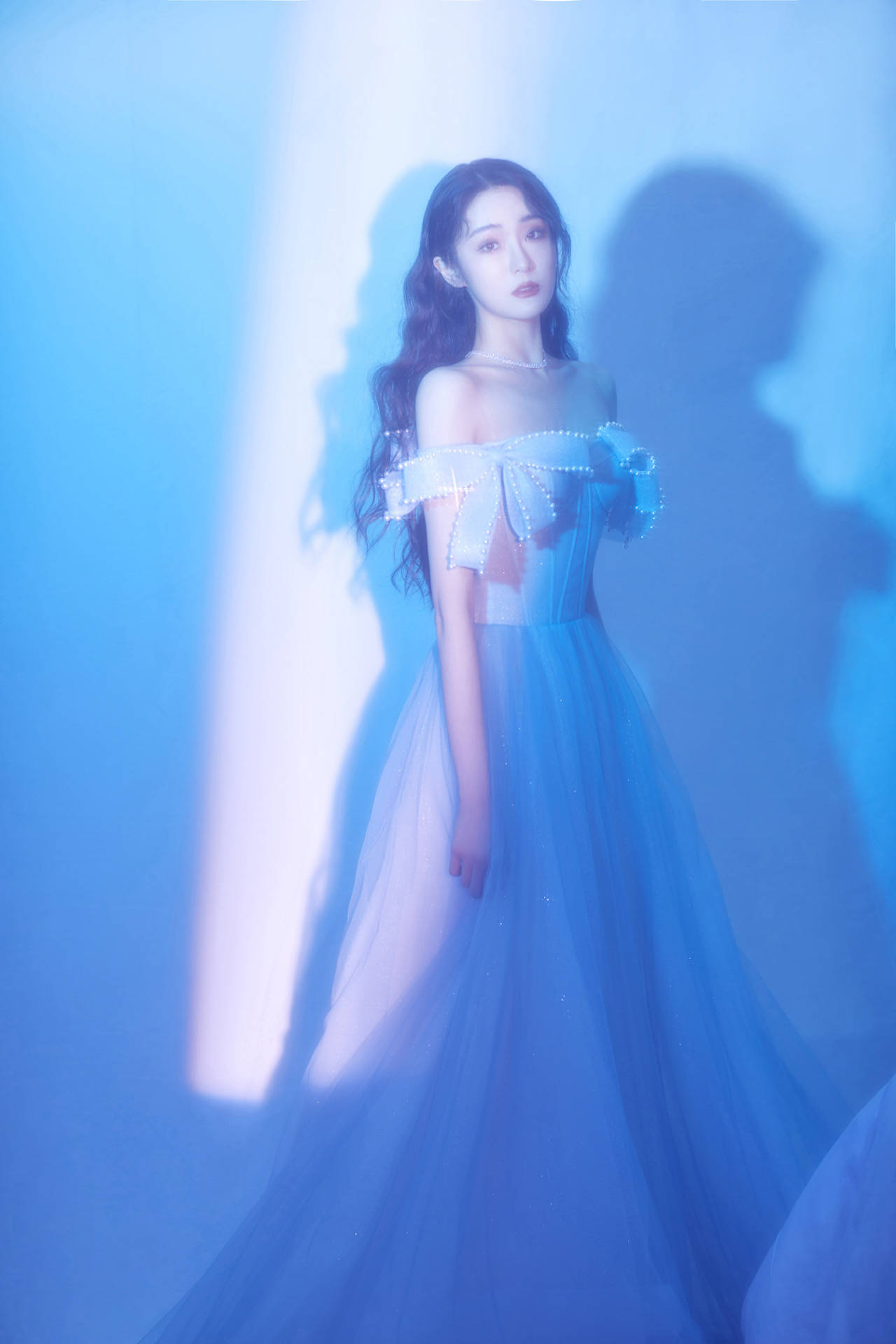 张可盈亮相微博视界大会造型灵动美出圈 “何幸运”有实力未来可期