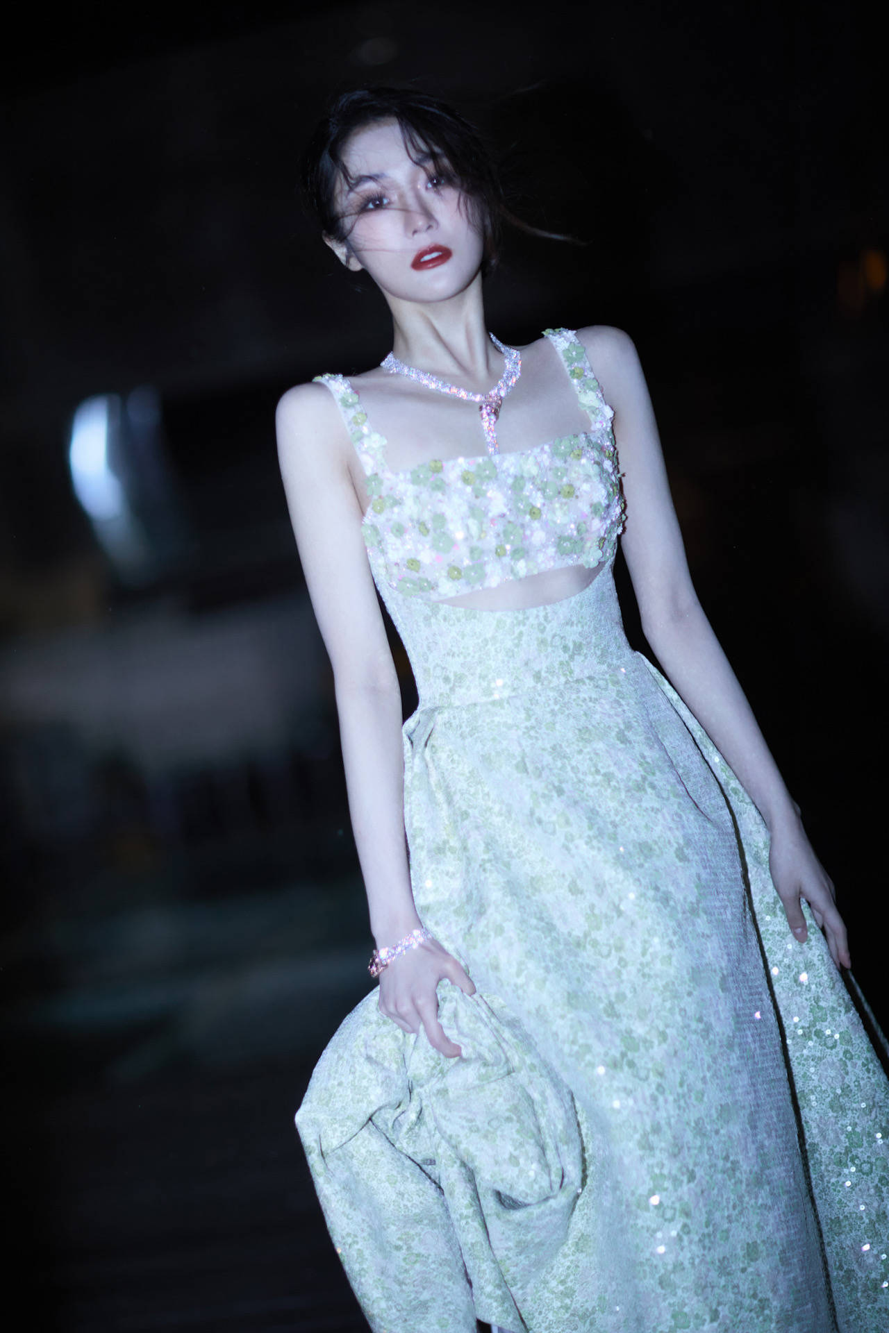 张可盈亮相微博视界大会造型灵动美出圈 “何幸运”有实力未来可期