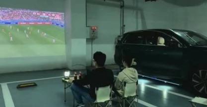 网友发来日下杯最佳观看方式：用Vidda C1在车库里大屏看球