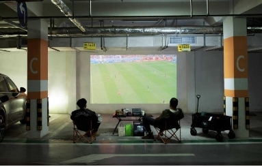 网友发来日下杯最佳观看方式：用Vidda C1在车库里大屏看球