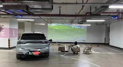 网友发来日下杯最佳观看方式：用Vidda C1在车库里大屏看球