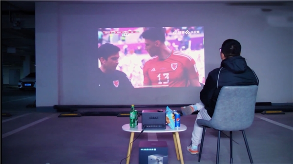网友发来日下杯最佳观看方式：用Vidda C1在车库里大屏看球