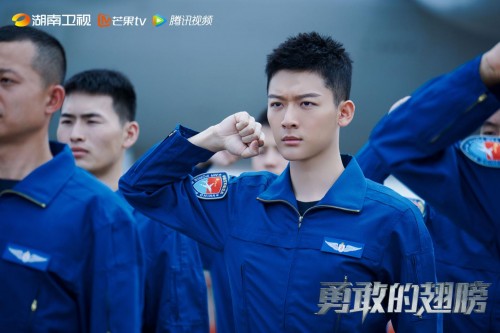 《勇敢的党羽》开播!张晚意富大龙演绎新时代中国空军故事