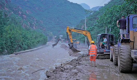 北京39个路段持续抢险 地铁遇极端情况将立即封站