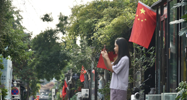 纪念抗战胜利80周年，北京大街小巷再现“爱国红”