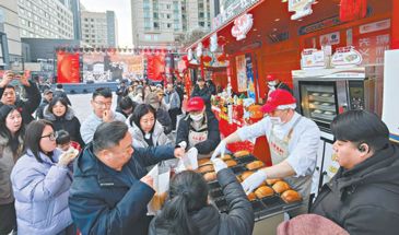 市民游客排长队买总书记同款面包