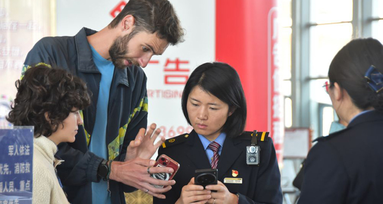 除夕，他们坚守岗位