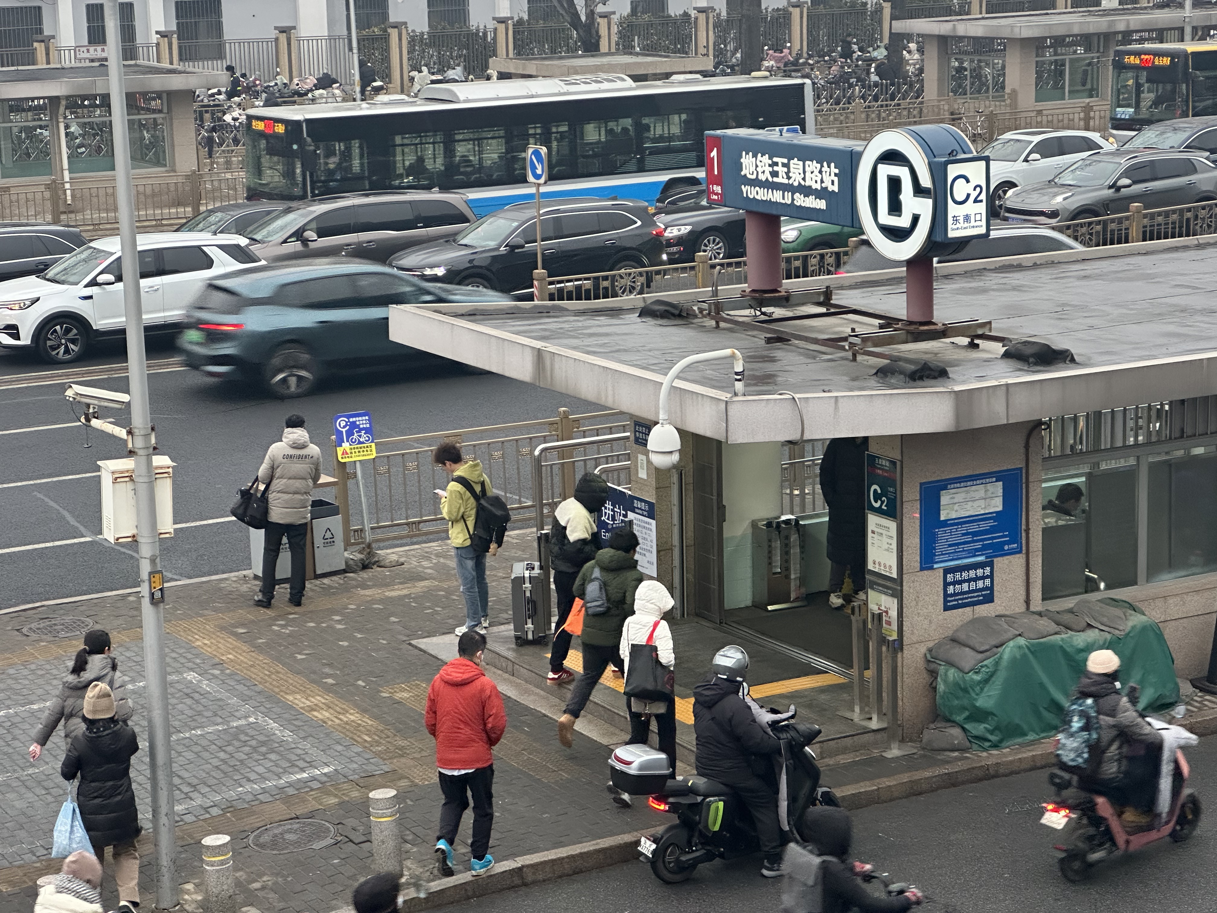 开学首日早高峰 直击北京地铁1号线西端始发站玉泉路