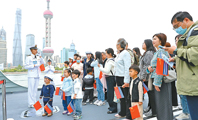 多地举行舰艇开放活动 海军成立77周年 市民登舰参观