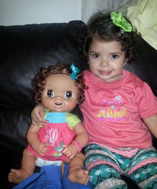 "双胞胎娃娃"搞笑合影:萌宝和玩具娃娃真假难辨(2)