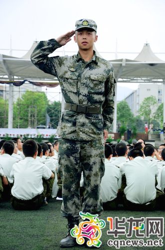 军训教官都很凶? 重庆大学国防生教官能帅气也能萌萌哒(2)