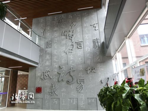 大学生设计浮雕文化墙 尽显"中国味"
