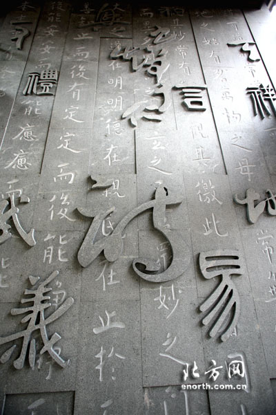 大学生设计浮雕文化墙 尽显"中国味"