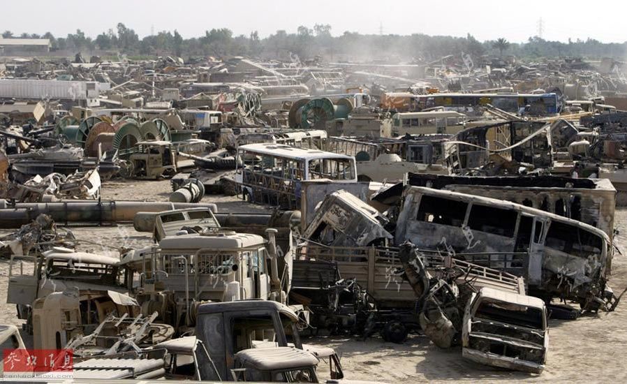 2003年5月25日,巴格达市郊的一处废品回收站内,这里有很多被美军空袭