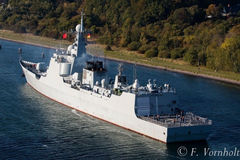 12日,中国海军152舰艇编队由东向西通过基尔运河,进入德国易北河.