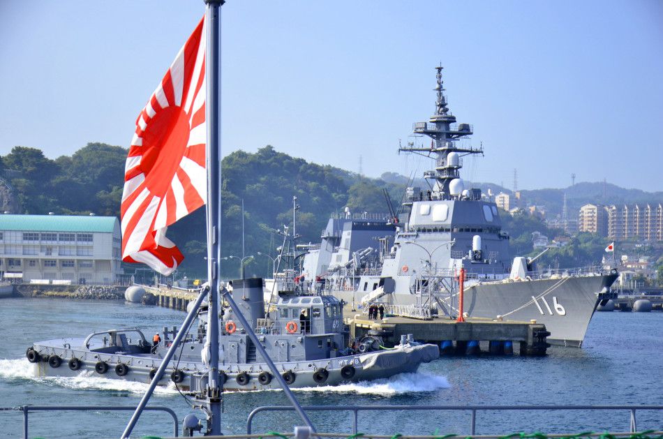 横须贺海军基地美日先进战舰扎堆(3)