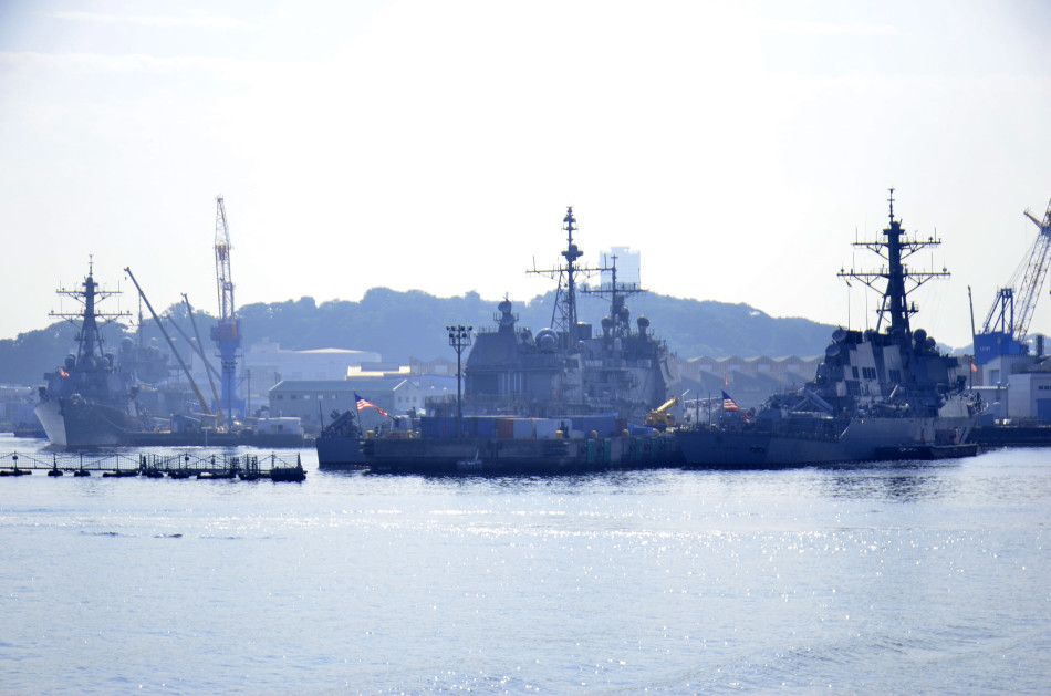 横须贺海军基地美日先进战舰扎堆(3)