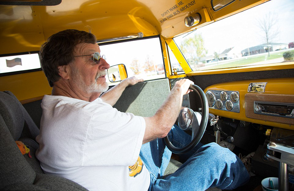 美国7旬老人自制酷炫校车 激励小学生上学(3)