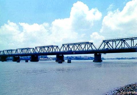 珠江大桥横跨大坦沙岛和东西两个航道,分东桥和西桥,故称"双桥".