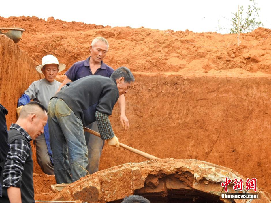 贵州安顺现汉代古墓 考古挖掘进行中(2)
