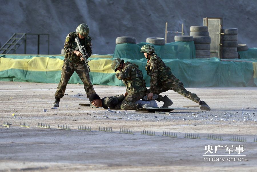 新疆边防"利剑突击队"进行实兵实装反恐演练