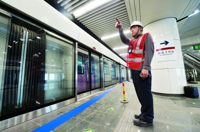 探访换乘站 工作人员在14号线大望路站调试  摄/记者 刘畅