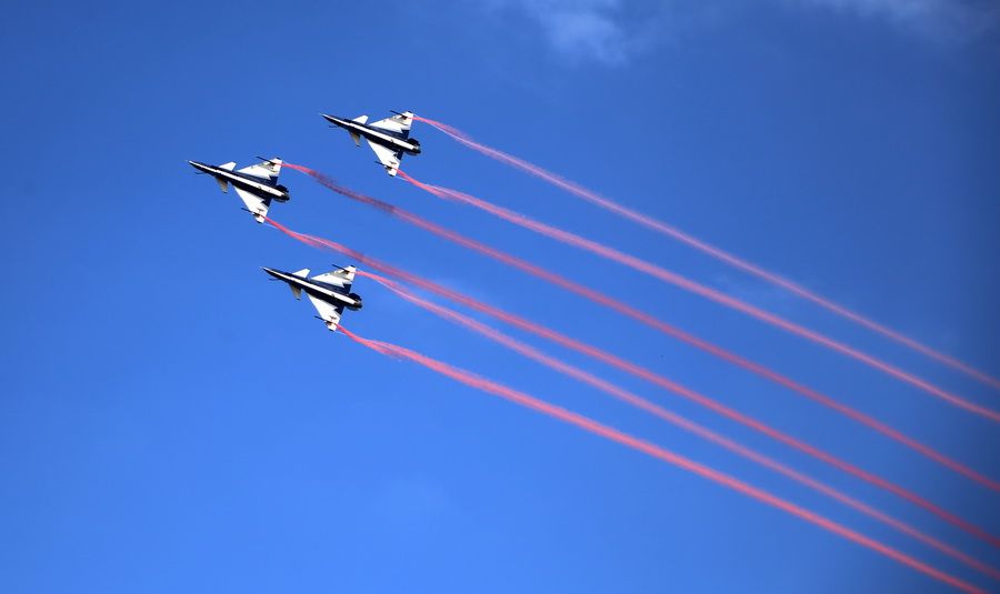 中国空军"八一"飞行表演队歼-10表演机首次在泰国展示特技