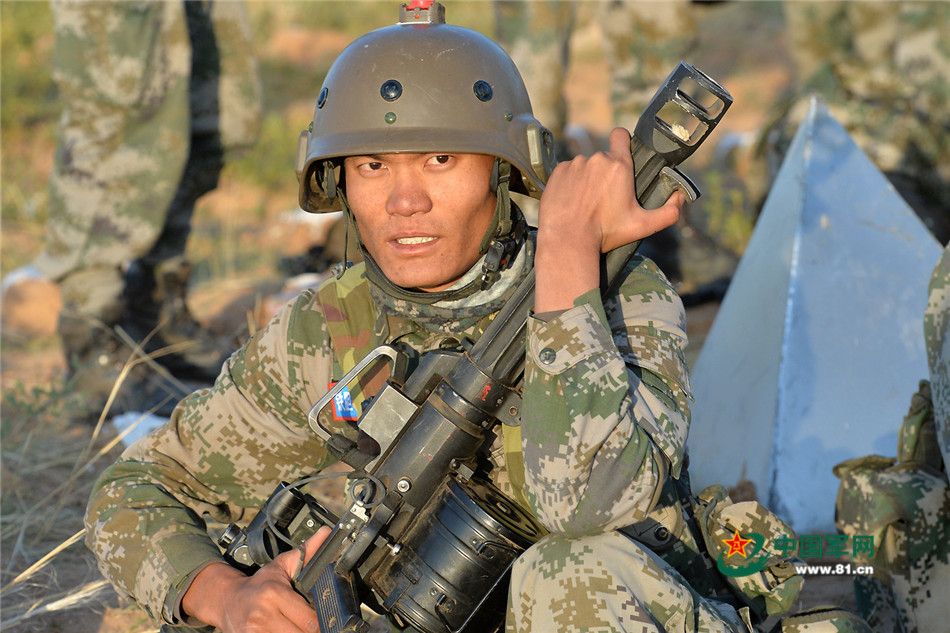 榴弹发射器射手.(特约记者 吴苏琳 摄)