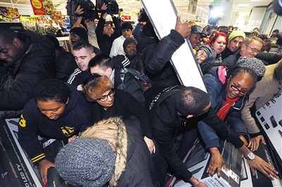 美国"黑五"抢购节:商场成战场 男子撒钱引乱局