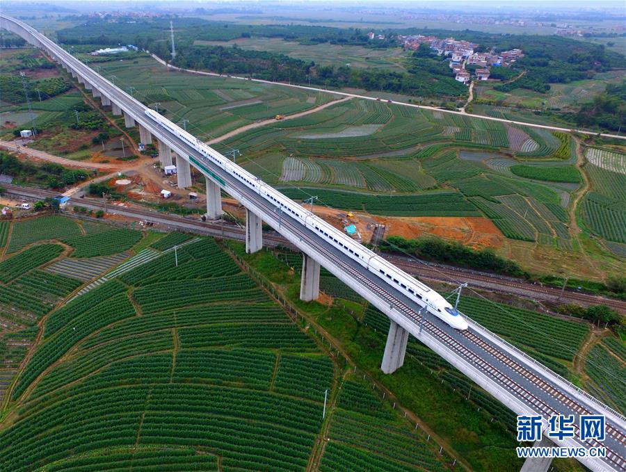 12月3日,一辆试运行的"和谐号"列车从广西百色市田阳县境内的一座高架