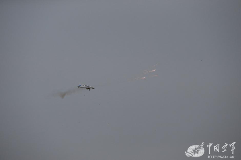 驱鸟航模发射驱鸟弹.(曾玄 摄)