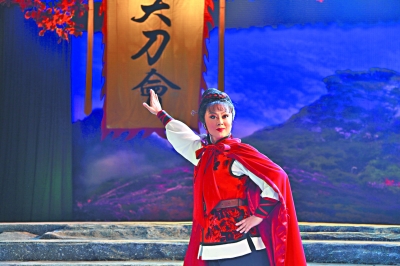 张蕾蕾饰关山红