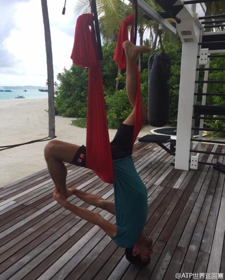 小德头顶倒立秀柔韧性腿缠红绸高难似杂技
