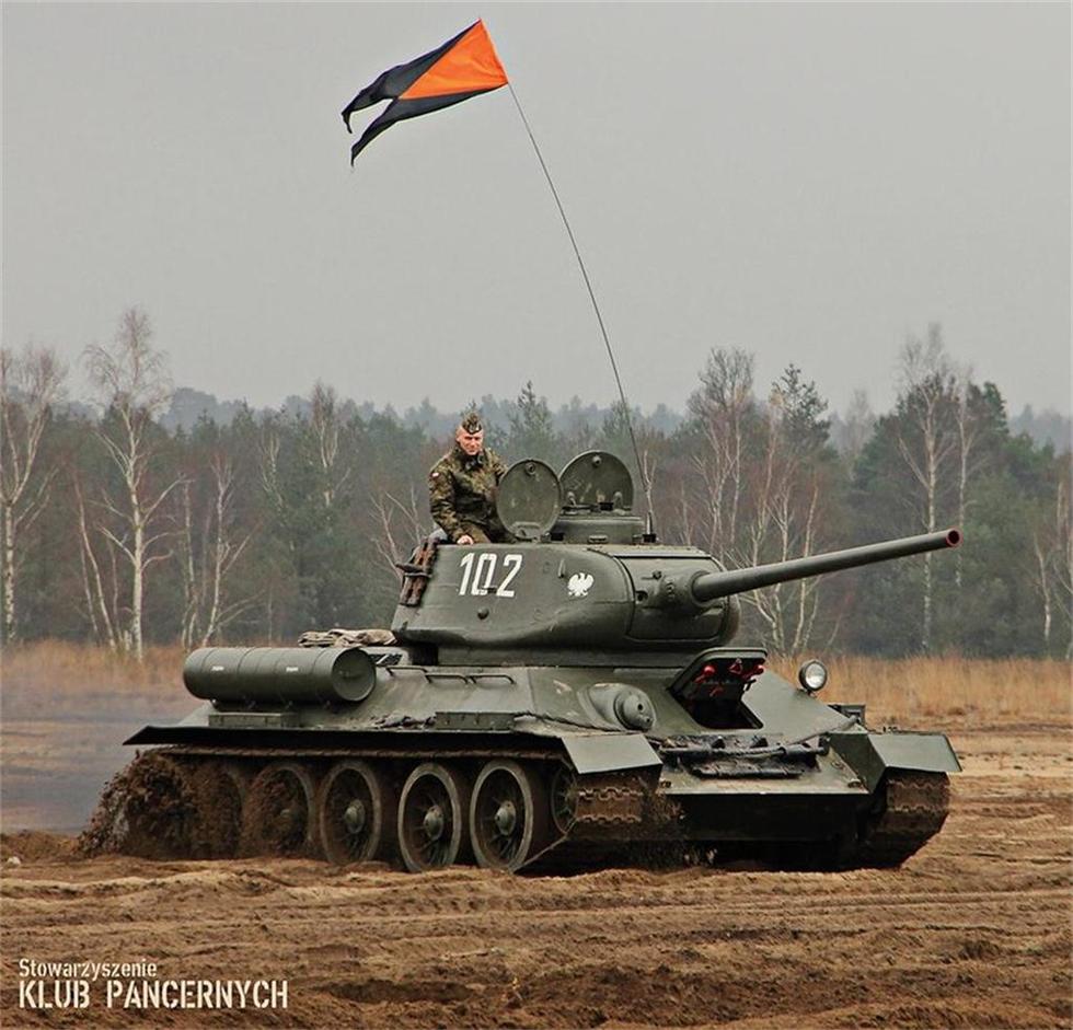 挑战者-ii与t-34演习 满是穿越感(2)-千龙网·中国首都网