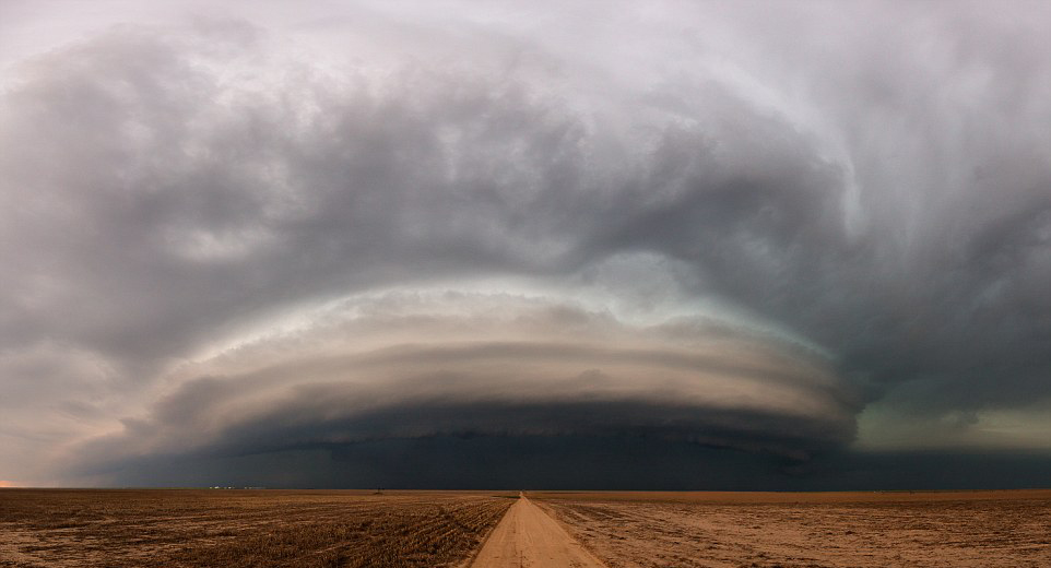 镜头记录美国"龙卷风走廊"残酷风暴中的极致美景(组图)(8)