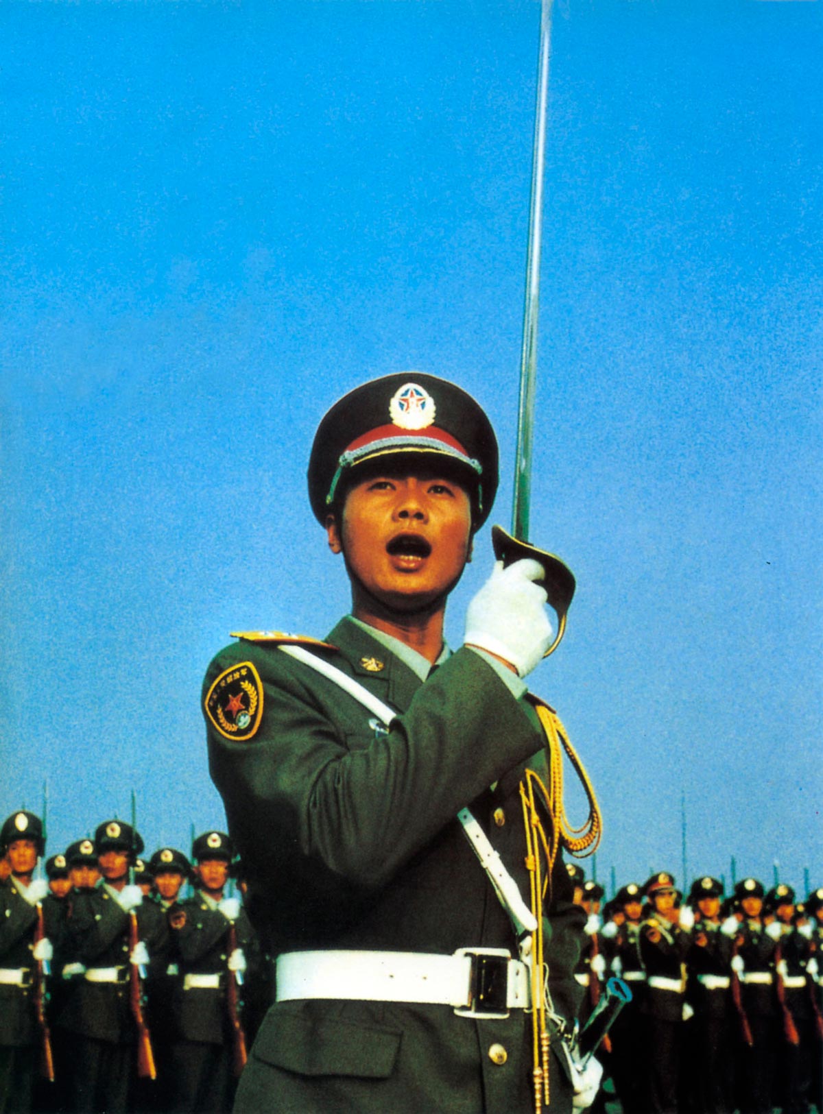 沈从岐先生向驻澳部队仪仗队执行队长王迪赠"天下第一刀".