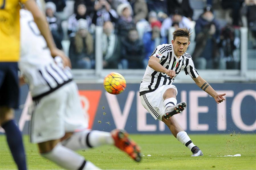 &nbsp;1月6日,尤文图斯队球员迪巴拉(右)在比赛中射门得分.