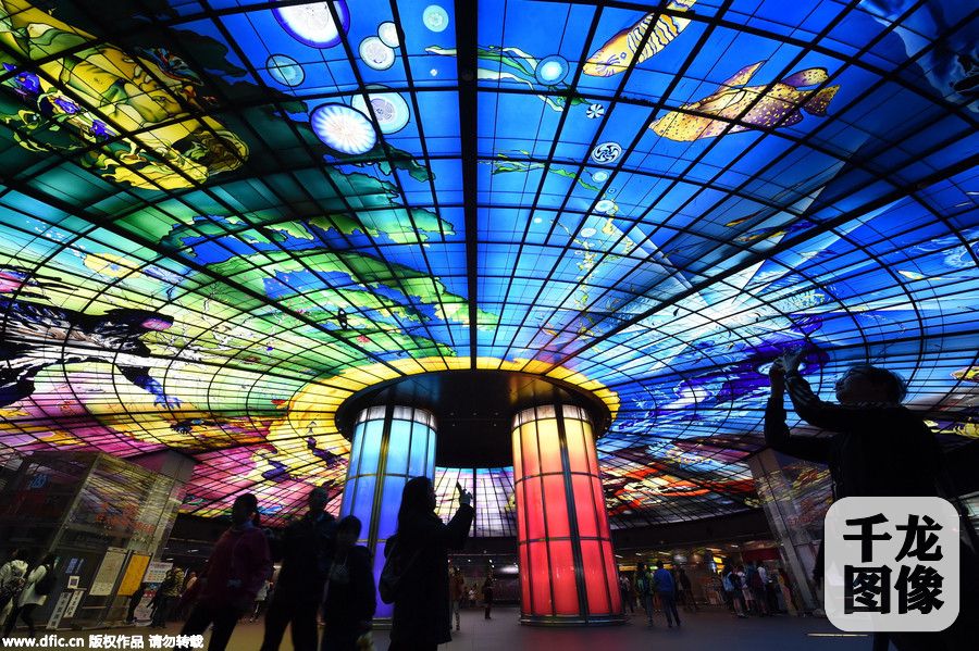 "美丽岛站"的芎顶大厅室内屋顶以4500片彩色玻璃拼接构成,抬头看,尤其