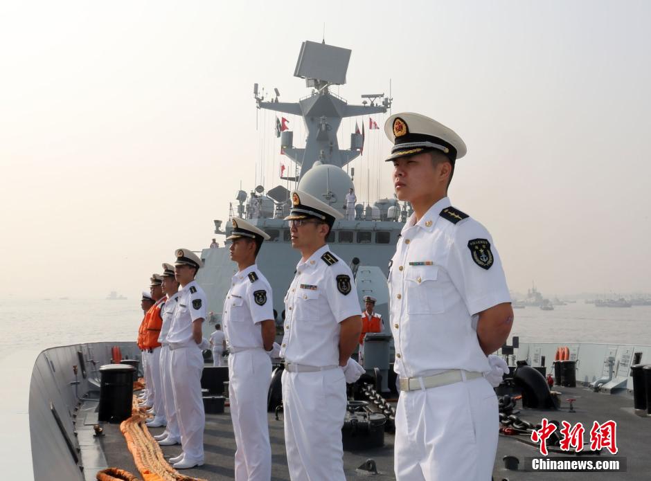 青海湖舰组成的中国海军第二十一批护航编队,在编队指挥员俞满江少将