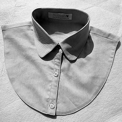 "这不就是当年‘假领子’吗?可比我们那个年代的时髦多了.