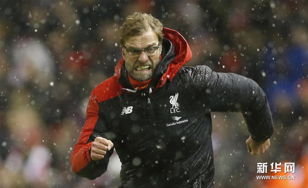 1月13日,利物浦队主帅克洛普在比赛中庆祝球队第三粒进球.