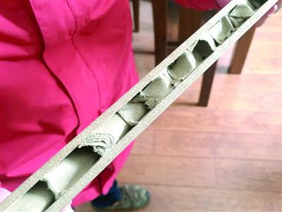 南京市民买"实木门" 安装时内层竟是蜂窝纸