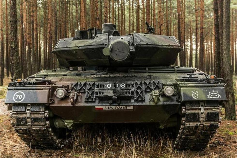 波兰陆军豹2主战坦克进行战术演练2