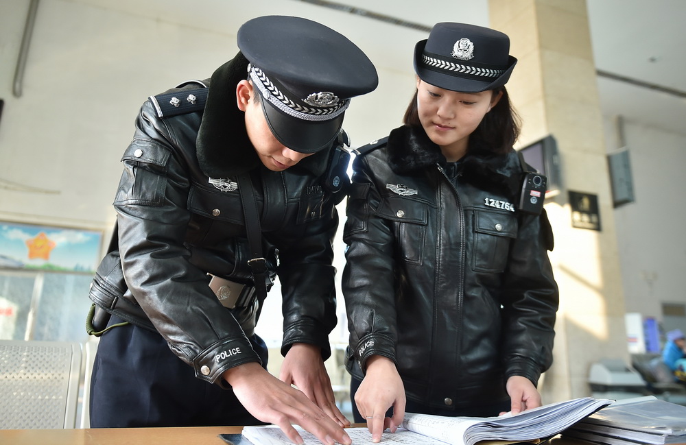 刚刚完婚的女民警田小凤也选择和丈夫分别,回到工作岗位服务春运.