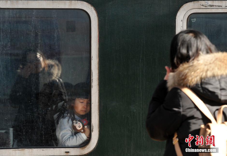 春运车站母亲送别女儿 离别前双双落泪【组图】