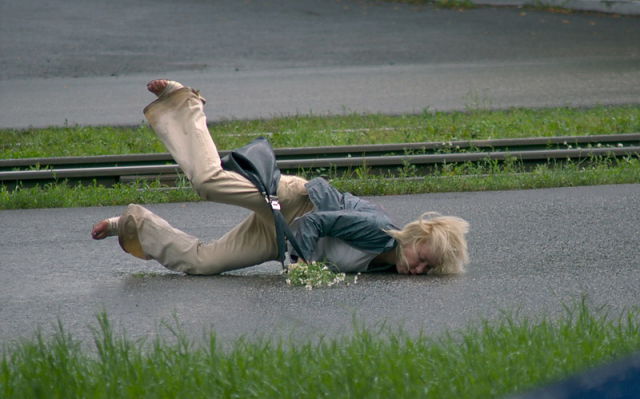 目测脸先着地会很疼