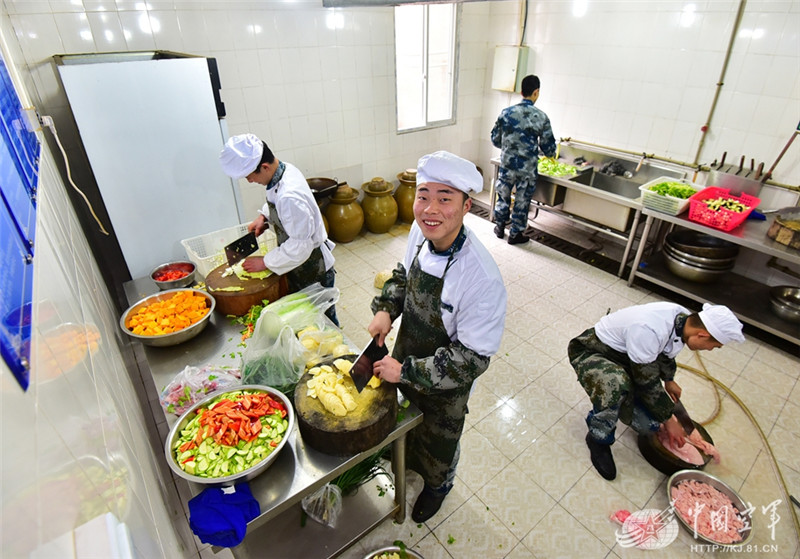 为了能让全连战友在严冬吃得好,吃得暖,吃得舒心,炊事班
