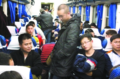 图为便衣刑警正在车厢盯守