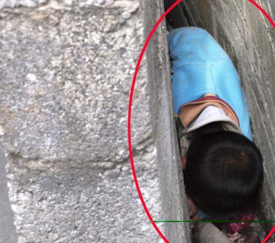 俩熊孩子贪玩被夹墙缝 两墙最小缝隙仅13厘米(2)