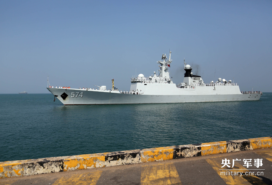 海军三亚舰靠泊码头.(曾行贱 摄)